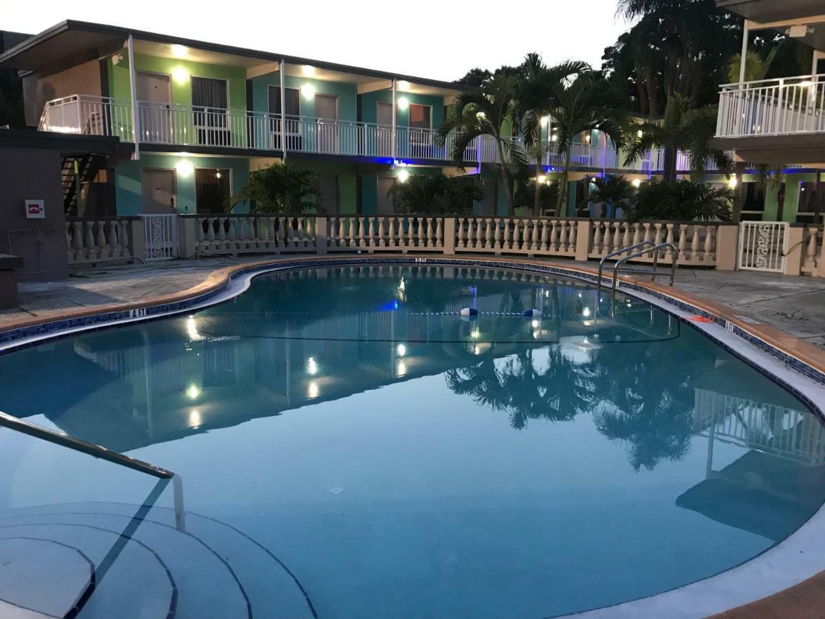 Tropical Inn & Suites, Downtown 克利尔沃特 外观 照片